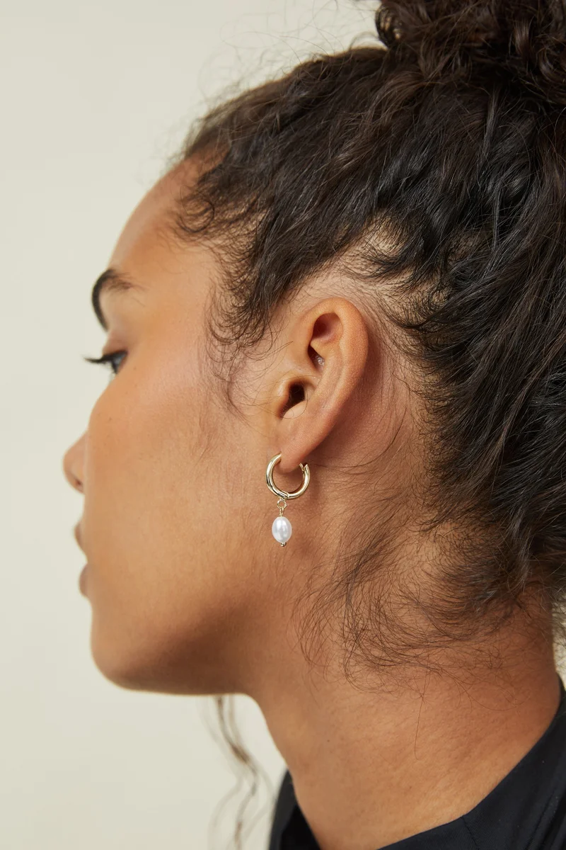 روبي Huggie Hoop Earring
